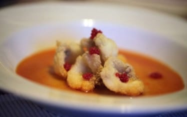 Rana pescatrice in crosta di semolino, uova di lompo e brodo di pollo rinforzato