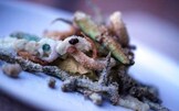 Fritto misto al semolino con verdure in pastella e guacamole