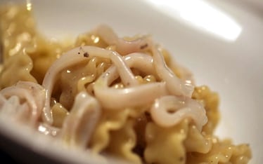 Mafaldine con la colatura di alici di Cetara e anelli di calamaro crudi