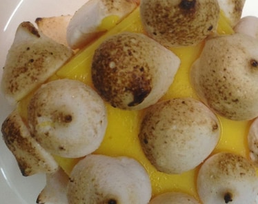 Meringa al limone con olio alla melissa, liquirizia e carbone