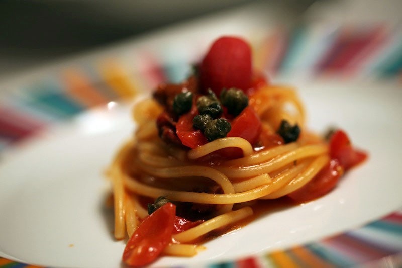 Spaghetti ai quattro pomodori e capperi fritti ricetta