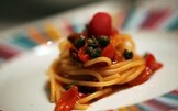 Spaghetti ai quattro pomodori e capperi fritti