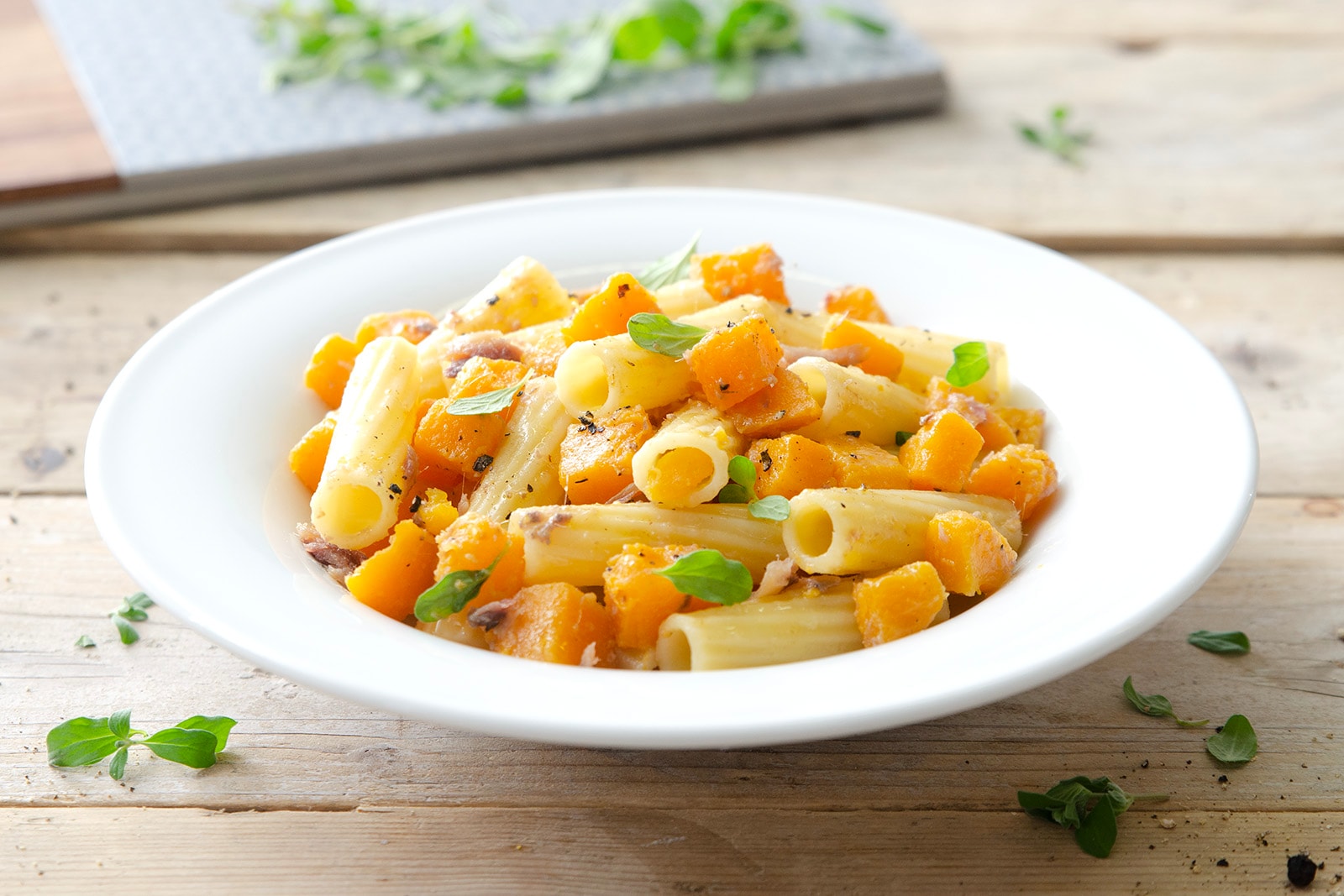 Maccheroni con zucca e acciughe ricetta