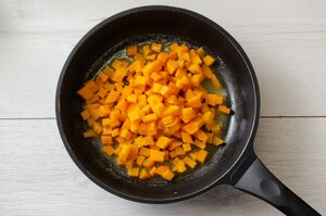 Preparazione Maccheroni con zucca e acciughe - Fase 1