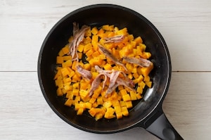 Preparazione Maccheroni con zucca e acciughe - Fase 2