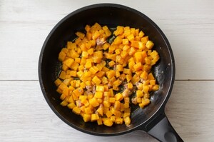 Preparazione Maccheroni con zucca e acciughe - Fase 2