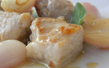 Maiale, scalogno, patate, birra