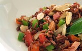 Riso rosso con maiale, mandorle e peperoni