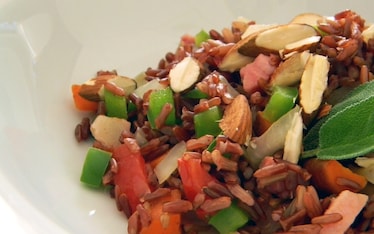 Riso rosso con maiale, mandorle e peperoni