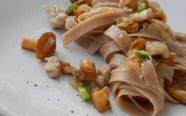 Tagliolini di grano e orzo, finferli e coniglio