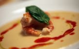 Gamberi con vellutata di ceci e pomodoro