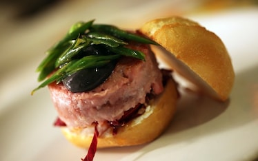 Hamburger di tonno, caprino e maionese nera