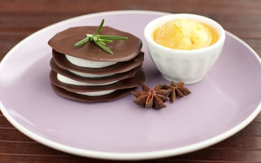 Millefoglie al cioccolato con crema di ricotta e sorbetto ai cachi