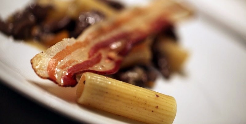 Rigatoni con fegatini di pollo e pancetta croccante ricetta