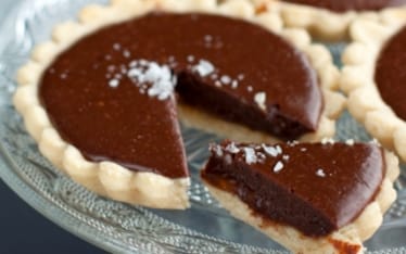 Tartellette al caramello al sesamo e cioccolato fondente