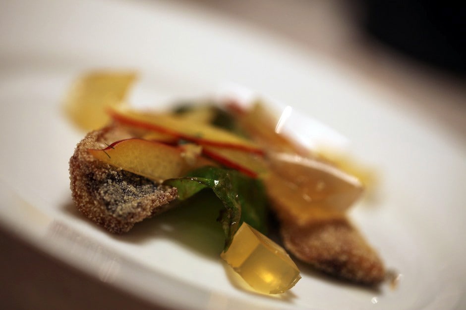 Sarde fritte, peperoni verdi, pesche nettarine e gelatina di chardonnay ricetta