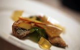 Sarde fritte, peperoni verdi, pesche nettarine e gelatina di chardonnay