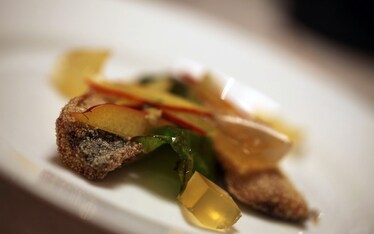Sarde fritte, peperoni verdi, pesche nettarine e gelatina di chardonnay