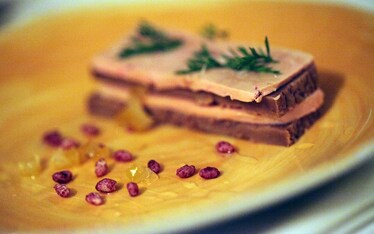 Millefoglie di fegato d'oca e castagnaccio con limone candito e crunchy di riso