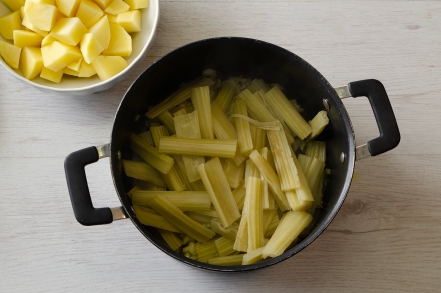 Preparazione Cardi e patate - Fase 1 Preparazione Cardi e patate - Fase 1