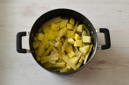 Preparazione Cardi e patate - Fase 2 Preparazione Cardi e patate - Fase 2