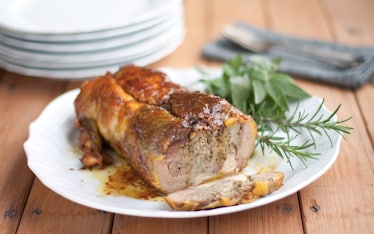 Faraona ripiena ai carciofi e salsiccia