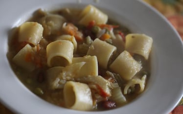 Minestrone al curry con mezzi paccheri