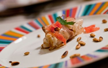 Scampi lardiati con pompelmo rosa e pinoli salati