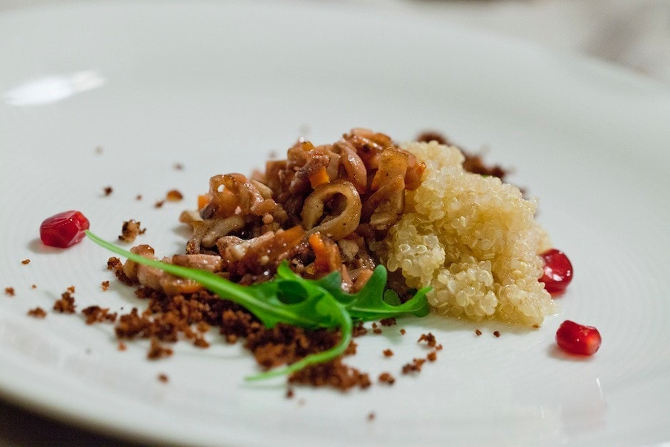 Insalata tiepida di quinoa, ragù di calamari e sabbia di pane agliato ricetta
