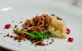 Insalata tiepida di quinoa, ragù di calamari e sabbia di pane agliato