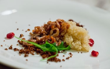 Insalata tiepida di quinoa, ragù di calamari e sabbia di pane agliato