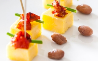 Cubotti di polenta con borlotti e datterini Cubotti di polenta con borlotti e datterini