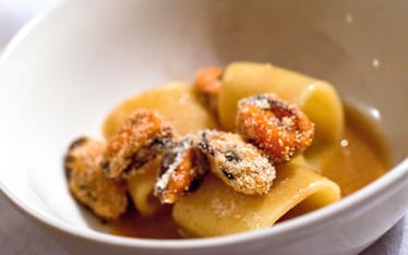 Mezzi paccheri al curry e cozze in crosta