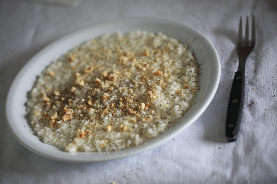 Riso bianco alla parmigiana con nocciole tostate Riso bianco alla parmigiana con nocciole tostate