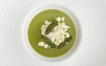 Crema di asparagi verdi con paneer al pepe