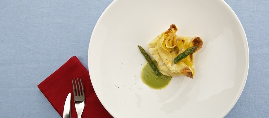 Fagottini di crespella con ricotta alle erbe e punte di asparagi ricetta