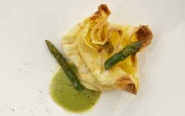 Fagottini di crespella con ricotta alle erbe e punte di asparagi