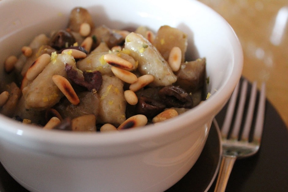 Gnocchetti di topinambur con olive taggiasche, limone e pinoli ricetta