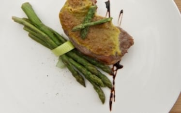 Manzo con zabaione alle erbe e asparagi