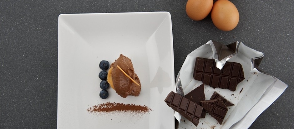 Mousse al cioccolato, frutti rossi e lingue di gatto ricetta