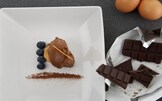 Mousse al cioccolato, frutti rossi e lingue di gatto