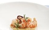 Sauté di calamari, code di gambero su crema di ceci
