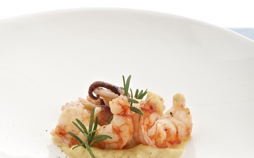 Sauté di calamari, code di gambero su crema di ceci Sauté di calamari, code di gambero su crema di ceci