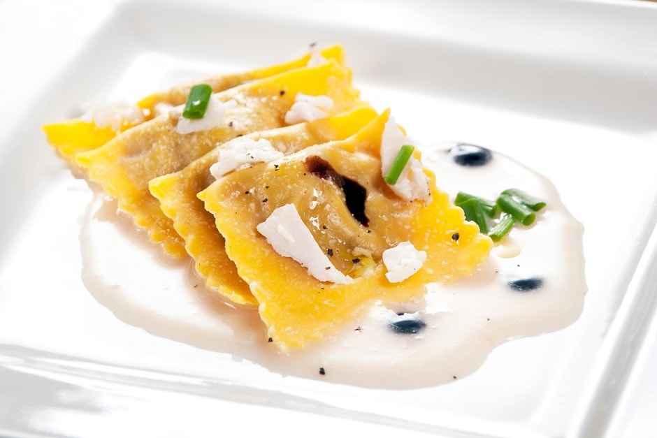 Tortelli di radicchio su crema di cannellini al balsamico e lardo ricetta