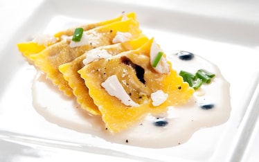 Tortelli di radicchio su crema di cannellini al balsamico e lardo
