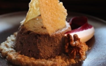 Tortino al radicchio con cialde di parmigiano e pesto di noci