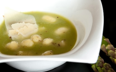 Vellutata di asparagi con gnocchi allo zafferano