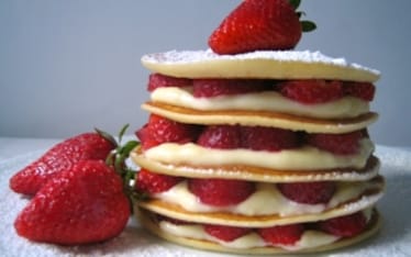 Pancake con crema diplomatica e fragole