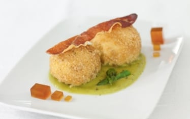 Canederli di ricotta con salsa agli asparagi, speck e gelatina di chinotto