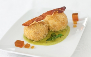 Canederli di ricotta con salsa agli asparagi, speck e gelatina di chinotto Canederli di ricotta con salsa agli asparagi, speck e gelatina di chinotto